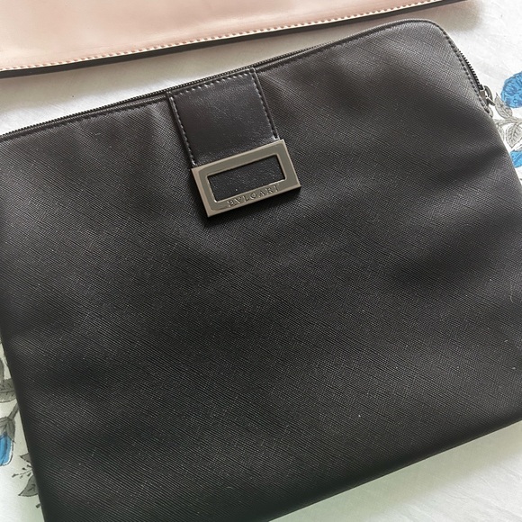 TWO clutches/tablet holders – very nice! - Picture 8 of 14